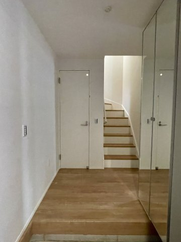 練馬区桜台2丁目　駅近×ZEH水準　車庫付デザイン住宅の玄関