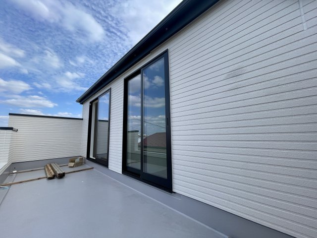 練馬区桜台2丁目　駅近×ZEH水準　車庫付デザイン住宅のバルコニー