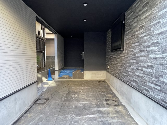 練馬区桜台2丁目　駅近×ZEH水準　車庫付デザイン住宅の駐車場