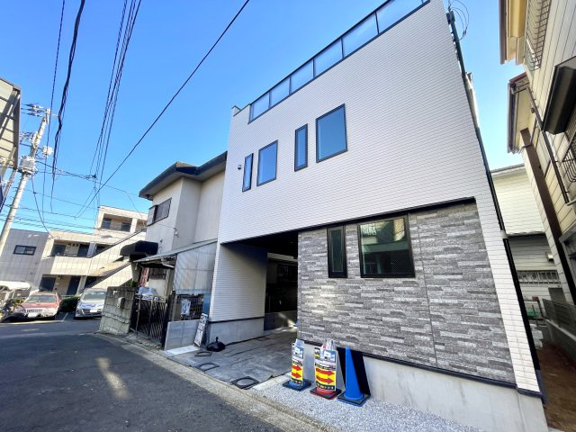 練馬区桜台2丁目　駅近×ZEH水準　車庫付デザイン住宅の前面道路含む現地写真