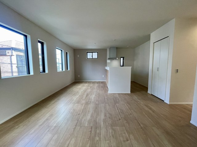 練馬区桜台2丁目　駅近×ZEH水準　車庫付デザイン住宅の居間・リビング