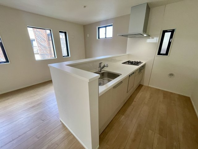 練馬区桜台2丁目　駅近×ZEH水準　車庫付デザイン住宅のキッチン