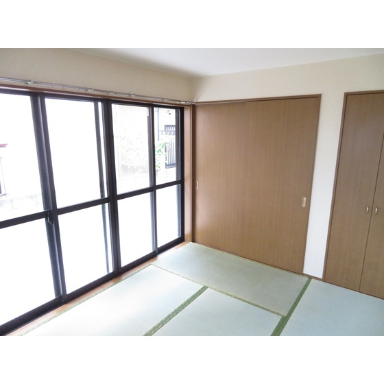 エステートピアＫの居間・リビング|和室