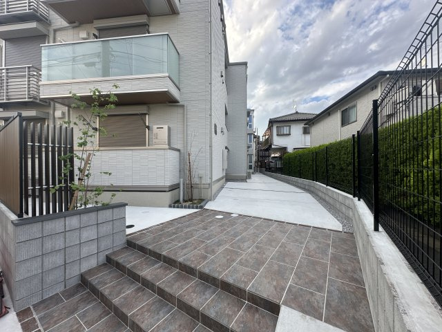 川崎市多摩区中野島２丁目のアパートのエントランス