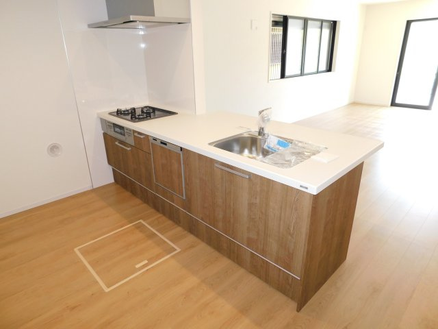 名古屋市中川区中須町字桜井の新築一戸建のキッチン|◇キッチン◇　　人気の対面式フラットキッチン・食洗機・浄水器一体型水栓・静音仕様シンク・薄型換気扇・床下収納庫