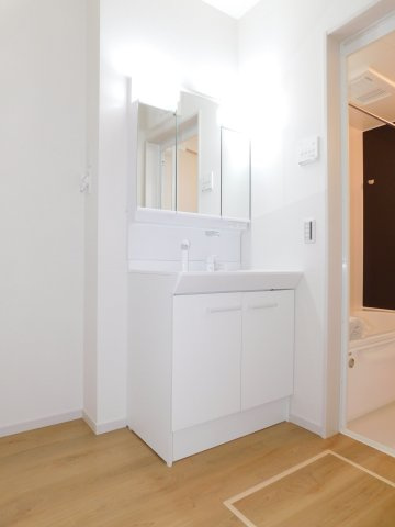 名古屋市中川区中須町字桜井の新築一戸建の独立洗面台|◇洗面室◇　　三面鏡シャワードレッサー　くもり止め仕様