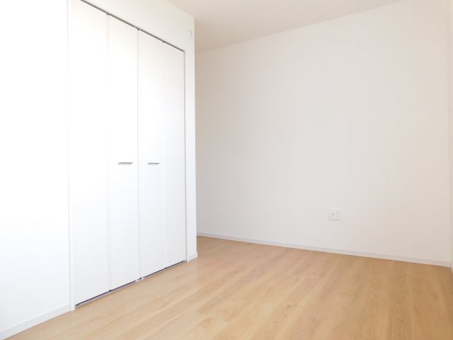 名古屋市中川区中須町字桜井の新築一戸建の洋室|◇洋室◇　　明るい洋室５．５帖　全居室収納完備！