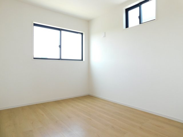 名古屋市中川区中須町字桜井の新築一戸建の洋室|◇洋室◇　　明るい洋室５．２帖　全居室収納完備！