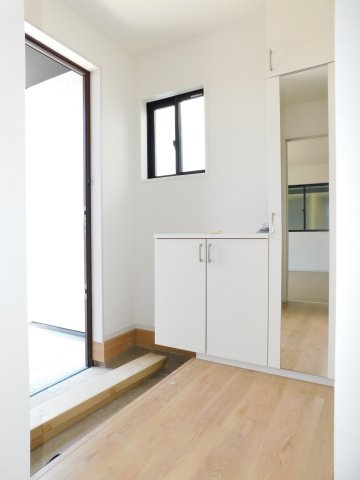 名古屋市中川区中須町字桜井の新築一戸建の玄関|◇玄関◇　　玄関がスッキリと片付くミラー付き収納♪　アウトドア用品やベビーカーの収納に便利なシューズインクローク付き！