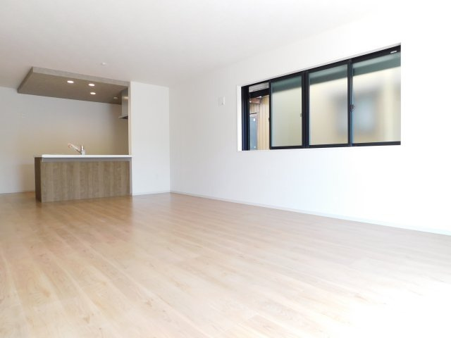 名古屋市中川区中須町字桜井の新築一戸建の居間・リビング|◇リビング◇　　南面で明るいリビング１９．０帖　リビング全体が見渡せる子育てに嬉しい対面キッチン♪