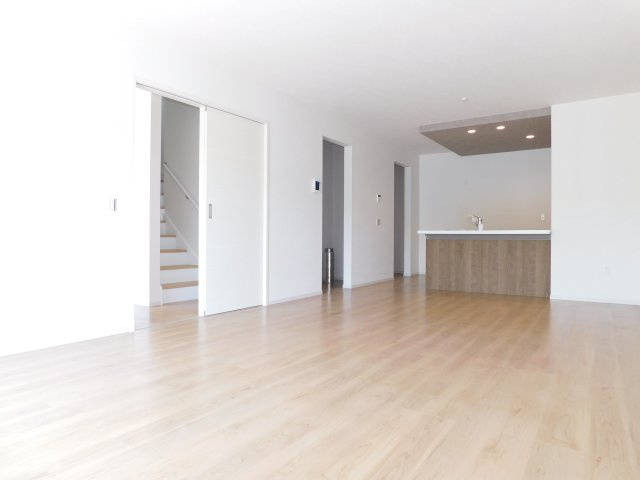 名古屋市中川区中須町字桜井の新築一戸建の居間・リビング|◇リビング◇　　南面で明るいリビング１９．０帖　キッチン横にはパントリー完備！