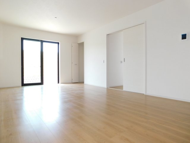 名古屋市中川区中須町字桜井の新築一戸建の居間・リビング|◇リビング◇　　南面で明るいリビング１９．０帖　リビング収納完備！