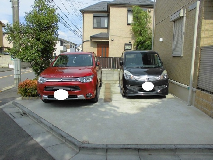 グリシーヌの駐車場