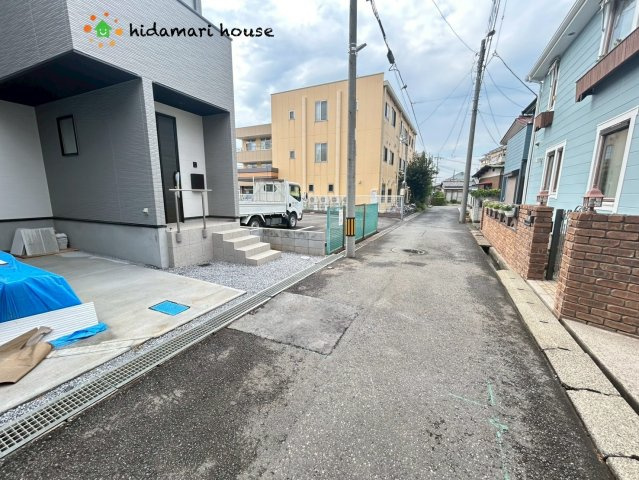 北区本郷町1期　新築戸建　リガーレ01の前面道路含む現地写真