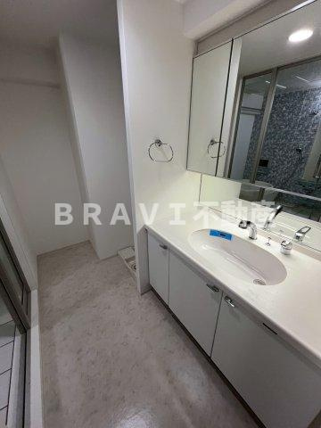 グランシス天満橋　BRAVI不動産の洗面所|【グランシス天満橋】明るい洗面所です