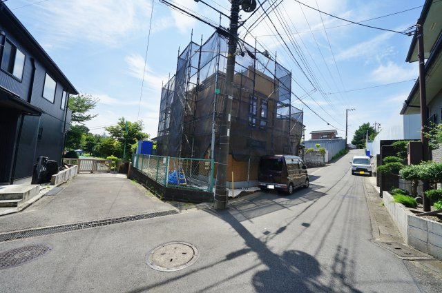 【横浜市保土ケ谷区上菅田町1639新築戸建て】★仲介手数料無料★（新井小学校・新井中学校）の前面道路含む現地写真