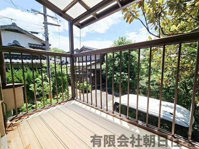 【バルコニー】 | 山代町中古戸建 | 開放的で明るい空間を演出してくれるバルコニーです