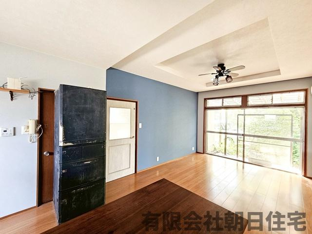 【居間・リビング】 | 山代町中古戸建 | こちらのリビングで趣味の時間をお楽しみください