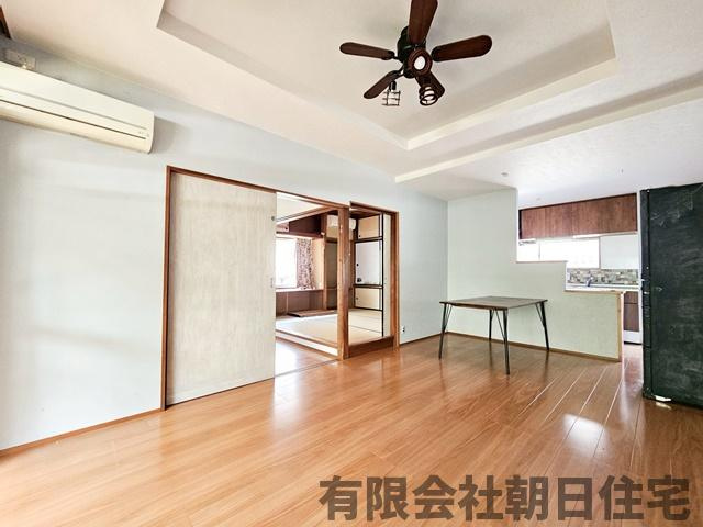 【居間・リビング】 | 山代町中古戸建 | ゆったりとした居間です