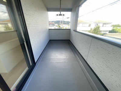 【バルコニー】 | 金武町屋嘉　第2（全2棟）ラスト2号棟 | 2号棟　プライバシーを守れる、2階廊下からルーフバルコニー出入り可♪