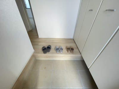 【玄関】 | 金武町屋嘉　第2（全2棟）ラスト2号棟 | 2号棟　十分な収納付き玄関♪