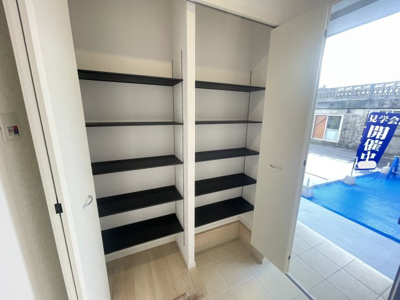 【玄関】 | 金武町屋嘉　第2（全2棟）ラスト2号棟 | 2号棟　十分な収納付き玄関♪