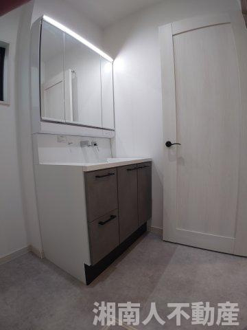 平塚市高浜台　新築戸建の独立洗面台|朝の支度にも助かる、独立の洗髪洗面化粧台