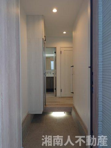 平塚市高浜台　新築戸建の玄関|収納もある玄関です