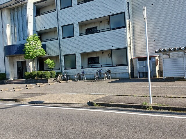 Ｔ．レックスの駐車場