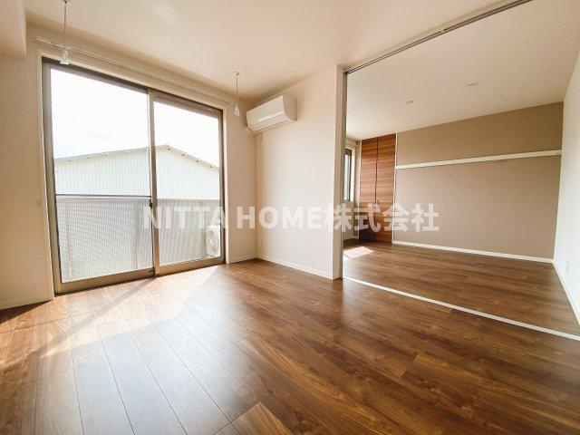 リジエール南屋敷Ⅲの洋室|スライドスクリーンを開けると開放感があります♪