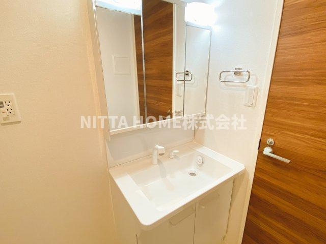 リジエール南屋敷Ⅲの洗面所|3面鏡付きの洗面台(*^^)v