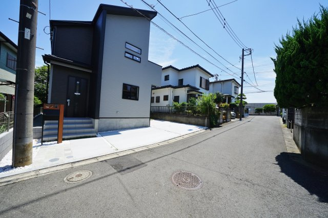 【横浜市旭区市沢町1097-5新築戸建て】★仲介手数料無料★（市沢小学校・左近山中学校）の前面道路含む現地写真