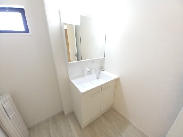 水戸市河和田　1期の独立洗面台|広々脱衣スペース！毎朝おしゃれに忙しい女性の方にうれしいポイントです！