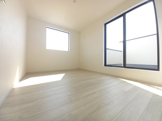 水戸市河和田　1期の洋室|バルコニーに面したお部屋は照明を点ける時間が少なくて済むので省エネに繋がります。