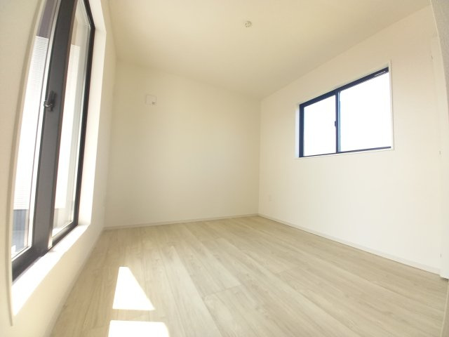 水戸市河和田　1期の洋室|バルコニーに面した明るく風通しの良い心地よい空間のお部屋です♪