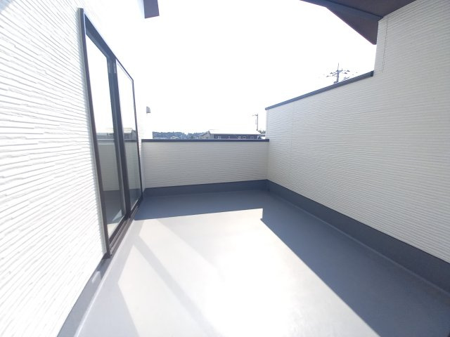 水戸市河和田　1期のバルコニー|暖かな日差しのふりそそぐ広々ルーフバルコニー、たくさんの洗濯物が干せます～