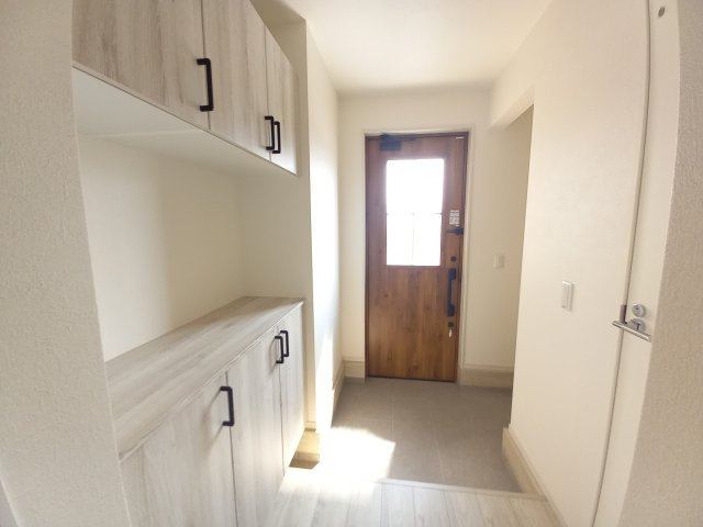 水戸市河和田　1期の玄関|白を基調とした明るく清潔感のある玄関です