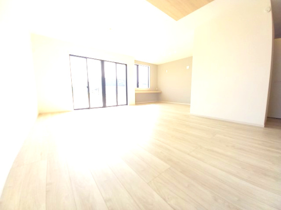 水戸市河和田　1期の居間・リビング|大きな窓があり陽射しが差し込みます。お子様の目を離すことなく片付け・お料理ができ安心です～♪