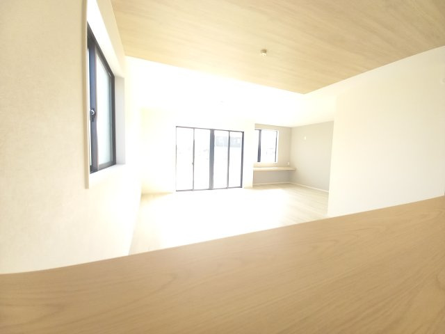 水戸市河和田　1期の居間・リビング|カウンター越しからリビングが見渡せるので、お子様の様子を見守りながらお料理が作れる嬉しいカウンターキッチン♪