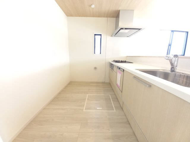 水戸市河和田　1期のキッチン|キッチン後ろのスペースに余裕があるので、お気に入りの食器棚を配置していただけます