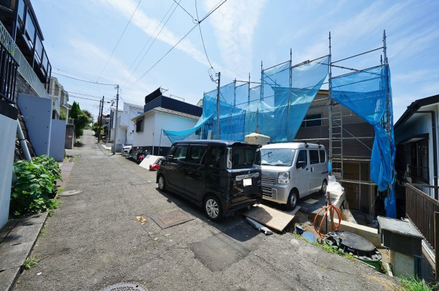 【横浜市保土ケ谷区狩場町453-54全2棟新築戸建て】★仲介手数料無料★（瀬戸ケ谷小学校・岩崎中学校）の前面道路含む現地写真