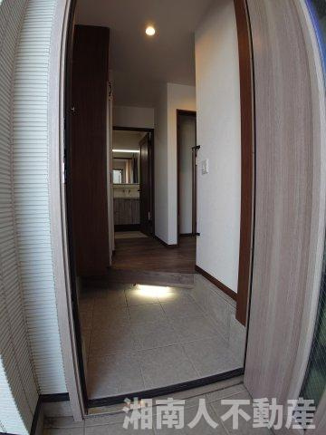 平塚市高浜台　新築戸建の玄関|落ち着いた玄関です