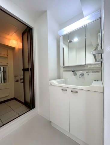 京阪「丹波橋」駅徒歩１6分◆東高瀬川を望むリフォーム済み３ＬＤＫ住戸◆丹波橋日光ハイツの洗面所|洗面台