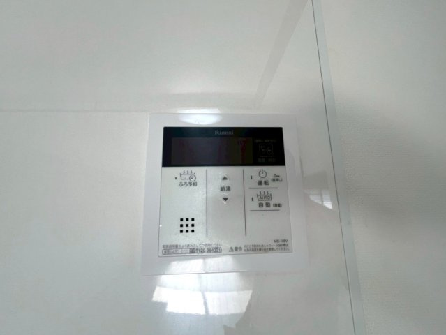 京阪「丹波橋」駅徒歩１6分◆東高瀬川を望むリフォーム済み３ＬＤＫ住戸◆丹波橋日光ハイツの浴室|給湯器リモコン