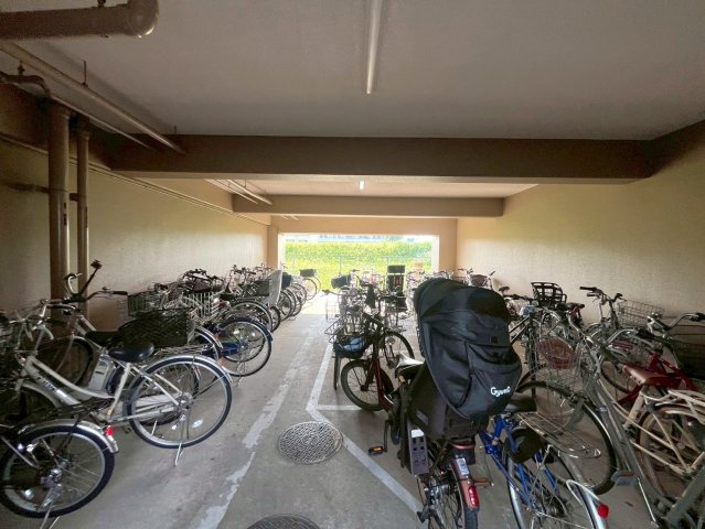 京阪「丹波橋」駅徒歩１6分◆東高瀬川を望むリフォーム済み３ＬＤＫ住戸◆丹波橋日光ハイツの駐輪場|駐輪場