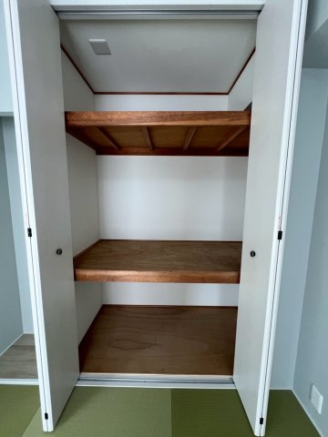 京阪「丹波橋」駅徒歩１6分◆東高瀬川を望むリフォーム済み３ＬＤＫ住戸◆丹波橋日光ハイツの和室|押し入れ