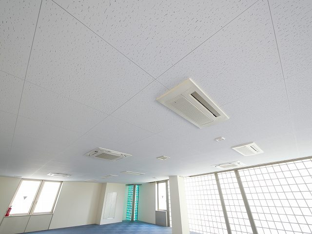 メディカル学園前の内装
