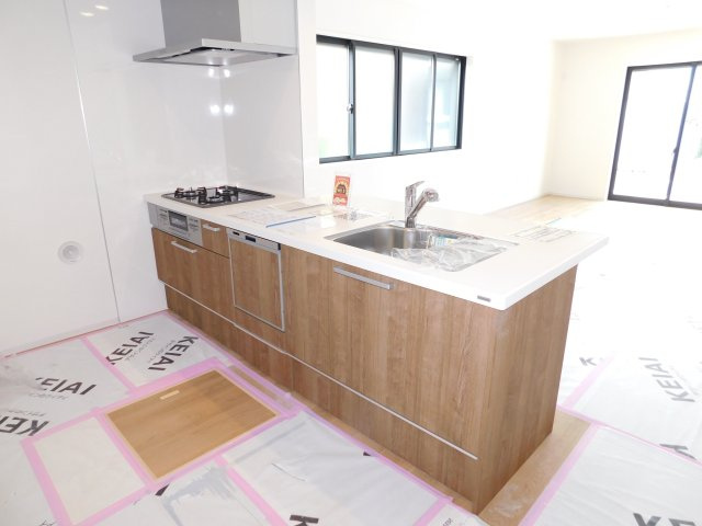 名古屋市中川区横前町の新築一戸建のキッチン|◇キッチン◇　　人気の対面式フラットキッチン・食洗機・浄水器一体型水栓・静音仕様シンク・薄型換気扇・床下収納庫