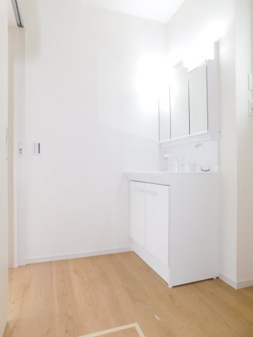 名古屋市中川区横前町の新築一戸建の独立洗面台|◇洗面室◇　　三面鏡シャワードレッサー　くもり止め仕様