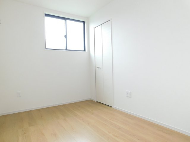 名古屋市中川区横前町の新築一戸建の洋室|◇洋室◇　　明るい洋室５．０帖　収納完備！　